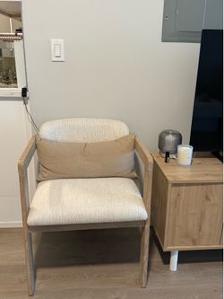 Modern Accent Chair – Like New