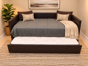 Day Bed • Pull-out trundle bed
• Clean condition