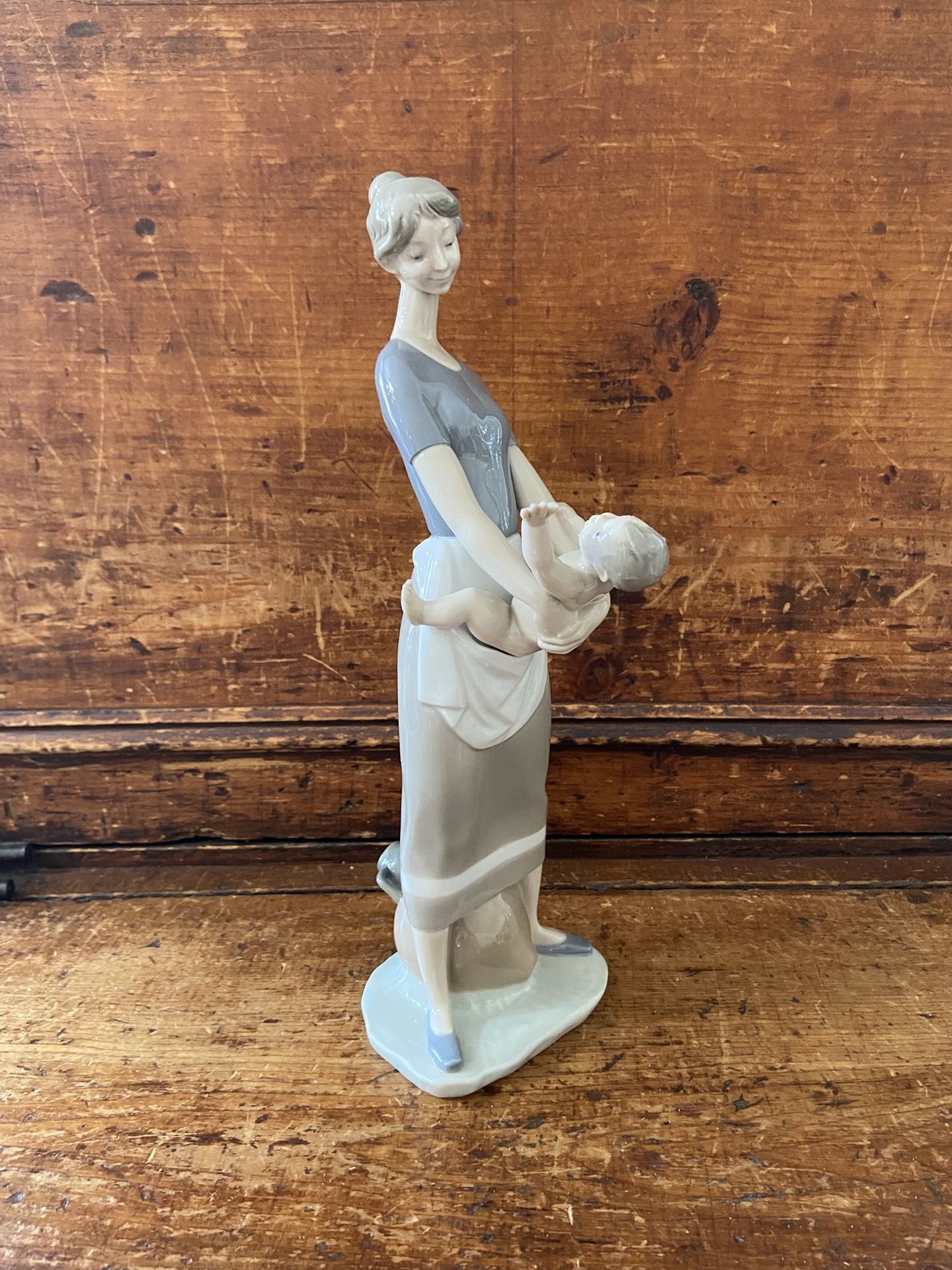 LLADRO Mother Holding Child Figurine #4575 “Motherhood”