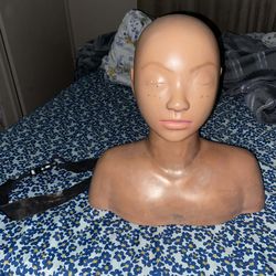 Cosmetic mannequin head with strap