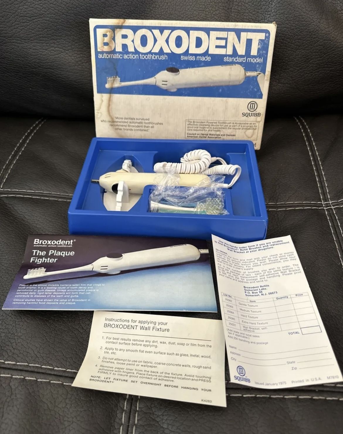 Vintage 1978 Broxodent Electric Toothbrush W Holder & New Heads In Original Box