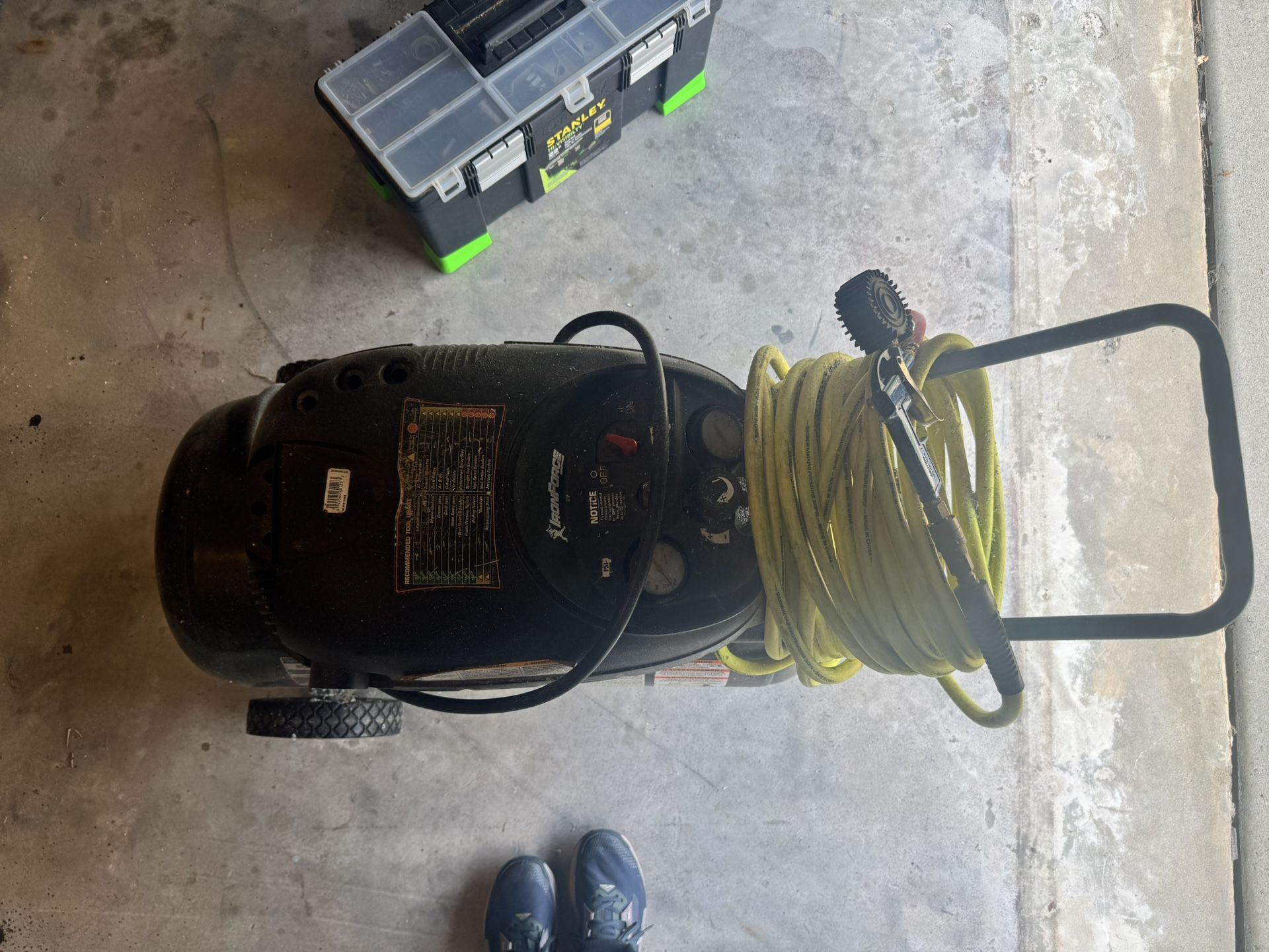 Heavy duty portable air compressor