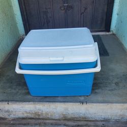 Rubbermaid 37qt ice chest