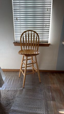 Wooden Windsor Bar Stool with Swivel Seat