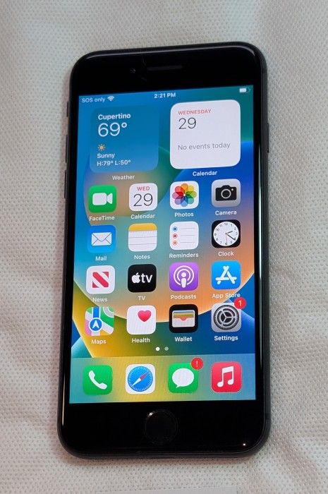 Great Condition APPLE iPhone 8 UNLOCKED 64GB Cell Phone