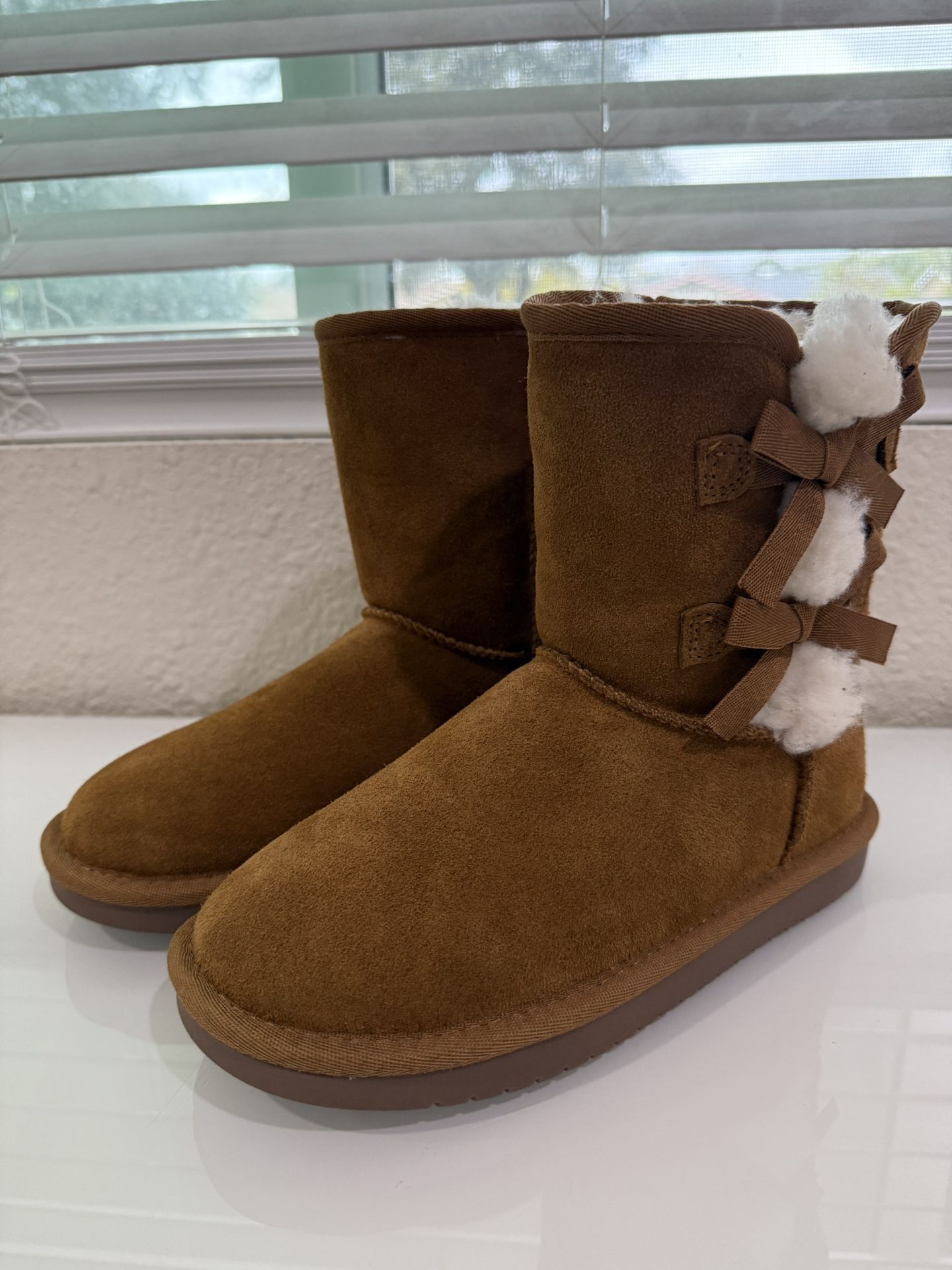 Kid’s / Girl’s Size 2 Koolaburra By UGG VICTORIA SHORT