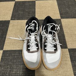 Men’s Size 10 Kyrie Flytrap 4