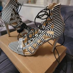 Womens Wrap Around Leg Shoes Size 8