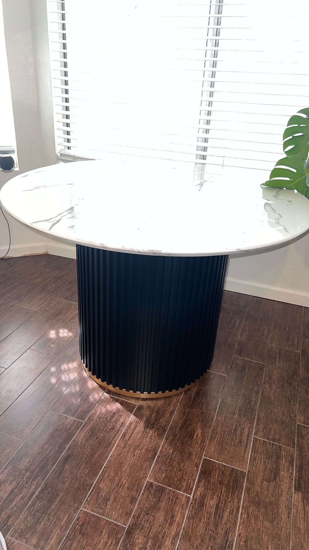 Modern High Quality Table. Feau Marble/Quartz Top And Metal Black Modern Base