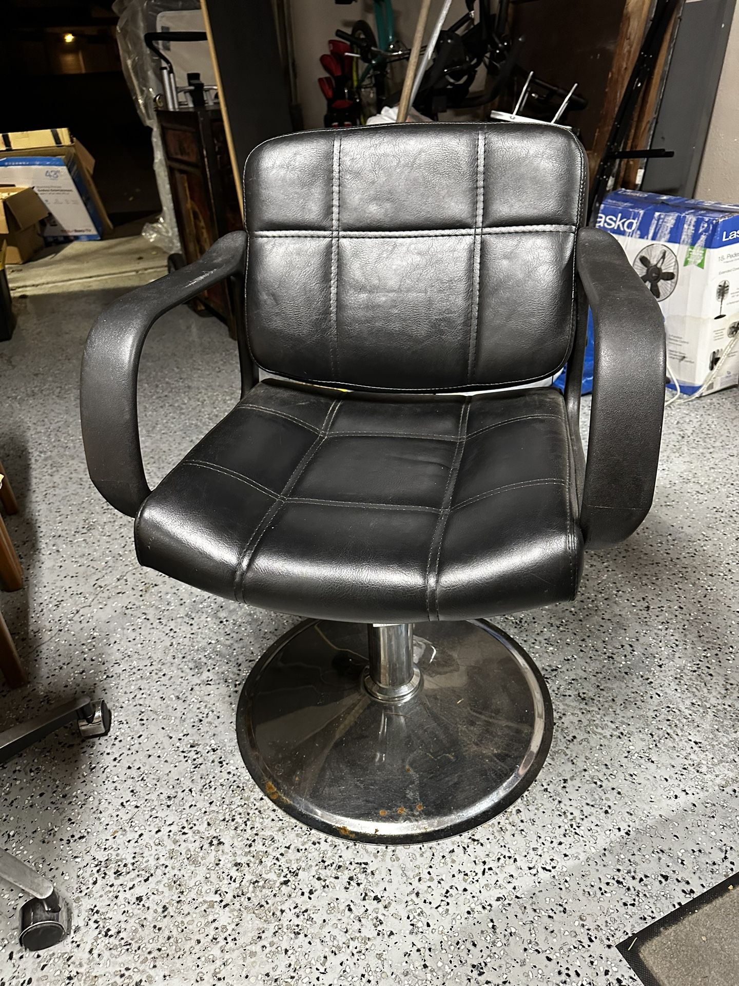 BARBER CHAIR WORKS GREAT
