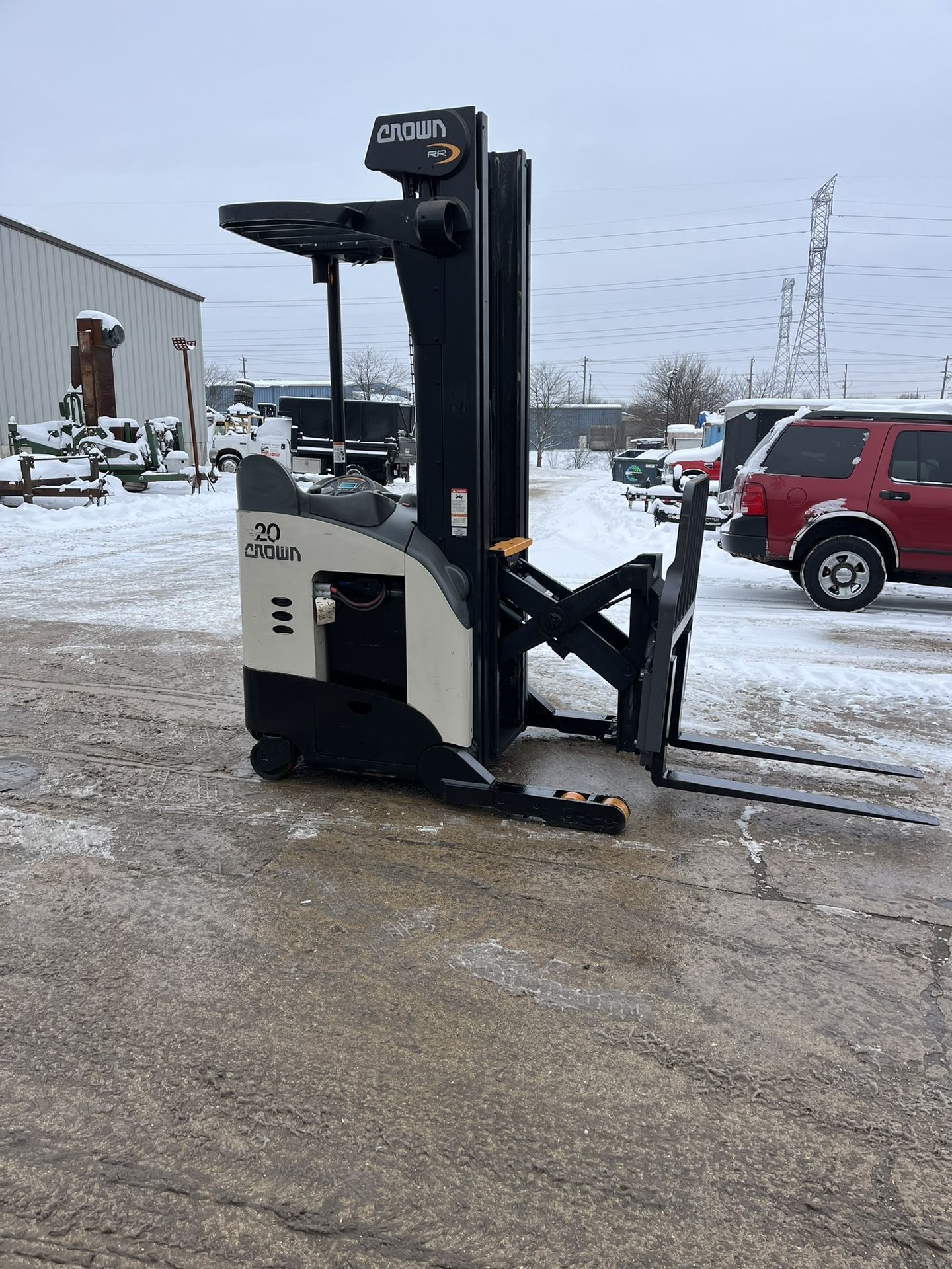 For sale a crown RR5725-35 reach forklift.107/240 tsu mast,36v battery,2342 drive hours,2017 year. It is in good working condition.