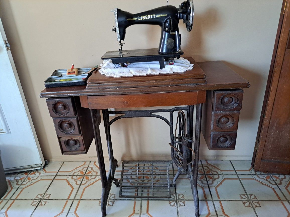 1900 Liberty Vintage sowing machine only $40.