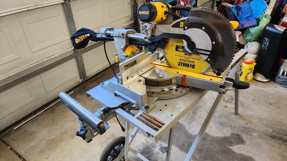 12-in Double Compound Sliding Dewalt Saw DWS780