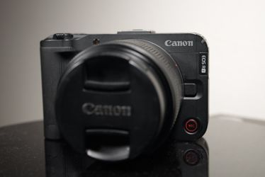 Canon EOS r50v camera body with kit lens
