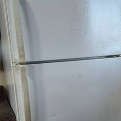 Ge White Refrigerator In Good Condition For Sale 