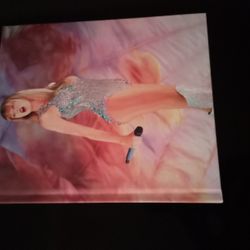  Taylor e Official Taylor Swift | The Eras Tour Book, which was released in 2024 and became a best-selling keepsake f