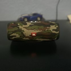 JBL Charge 4 Portable Bluetooth Speaker Camouflage 