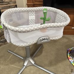Halo Basinet like new 
