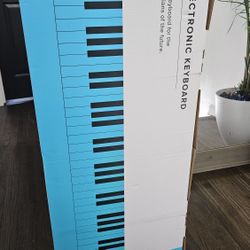 Electric Piano With Stand. New