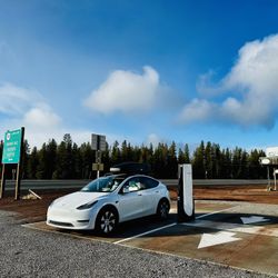 Model Y Long Range AWD Tesla 2021 – Clean Title – White on White – Tow Hitch!