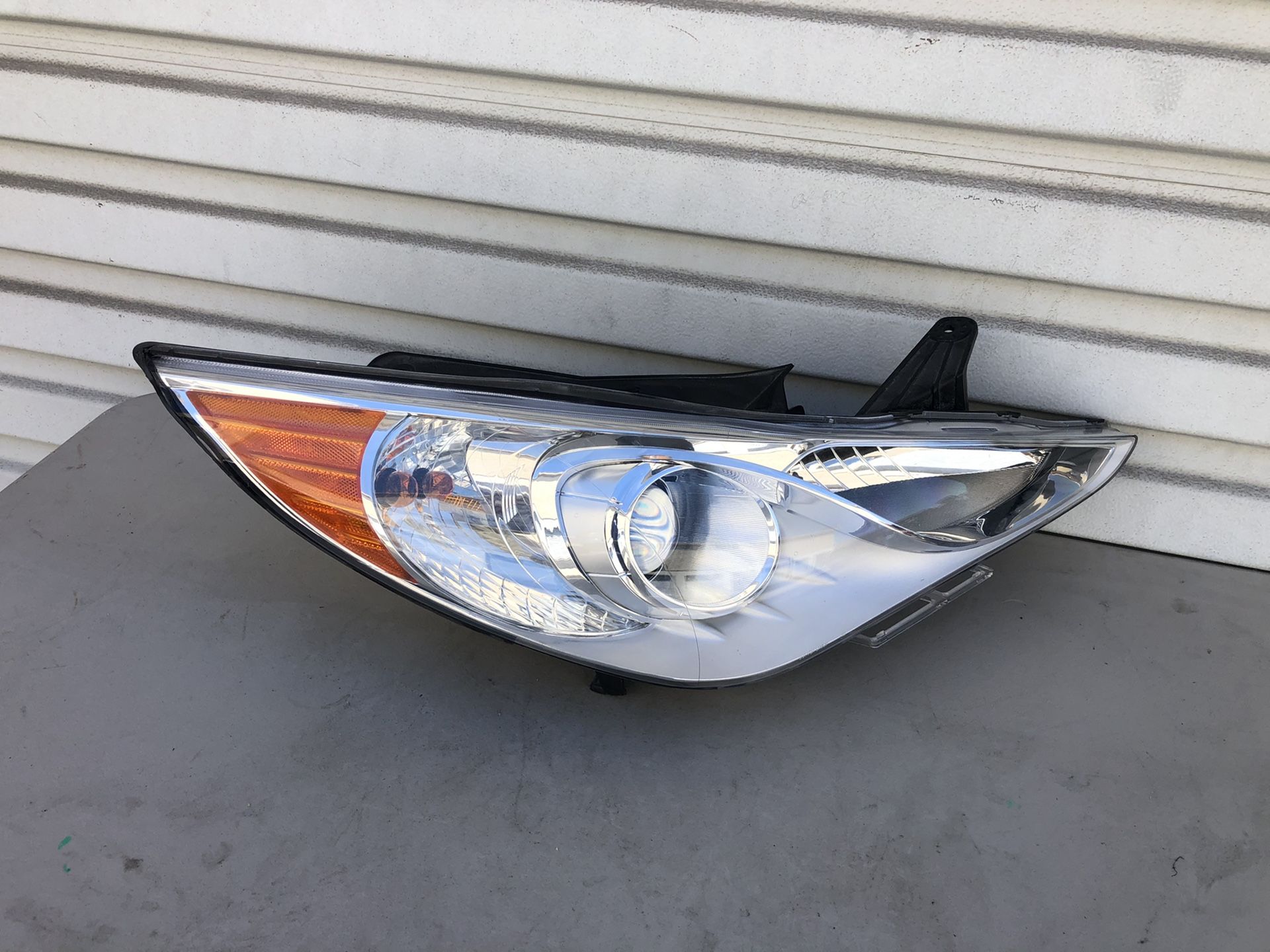 2011 2014 Hyundai Sonata headlight used oem R