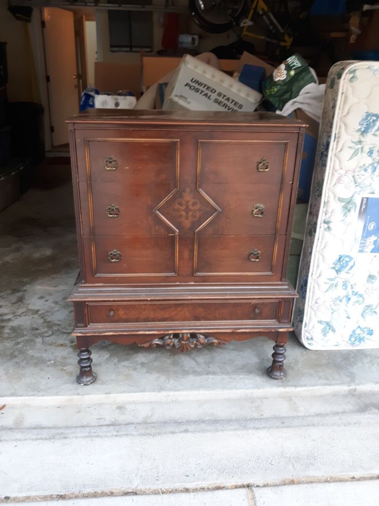 Antique 4 drawer dresser