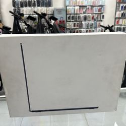 Macbook Air 15” M3 Chip 8GB/256GB! Finance For $50 Down Payment!!