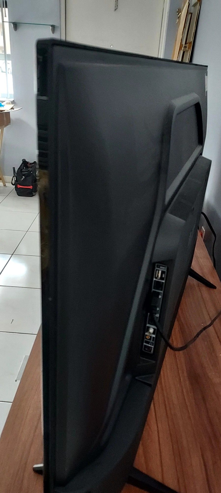TCL ROKU TV 38wx22h