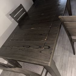 Dining Room Table set w/4 chairs. Table extends