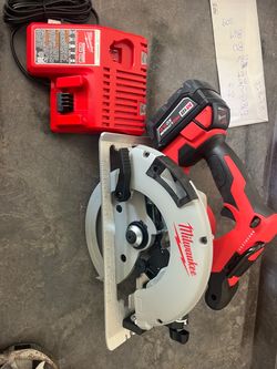 Shop Milwaukee M18 18V Lithium-Ion Brushless Cordless 7-1/4 in. Circular Saw with 5.0Ah Battery
