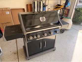Napoleon Rogue XT 5-burner gas grill