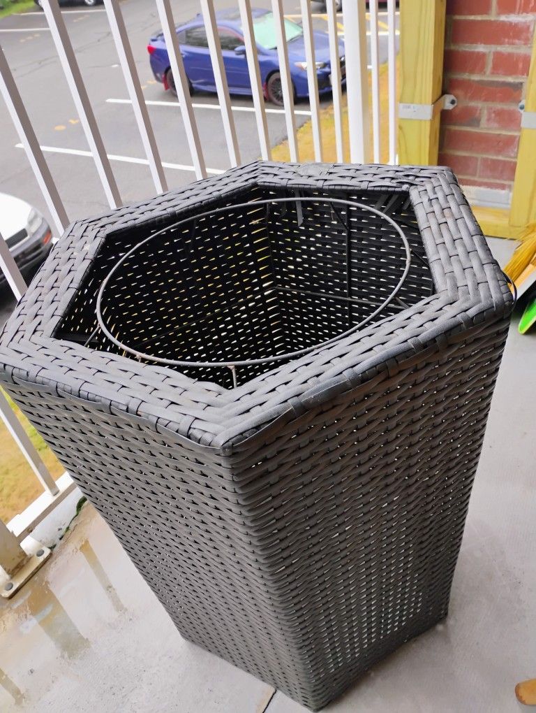 PLANT STAND/ INDOOR OR OUTDOOR/ (NOT FREE GIVE OFFER)