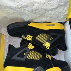 Jordan 4 Retro Mid Thunder 