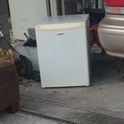 Whirlpool 2.7 Cu Ft Mini Refrigerator