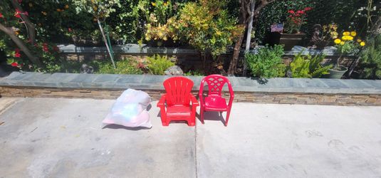 Toddler chairs & bag of toys