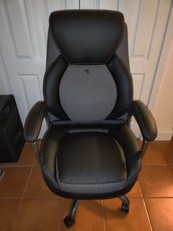 Sharper Image S-600 massage chair (black)