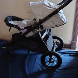 Baby Jogger City Select Stroller. Can convert to a double with purchase of a second seat..See All Pictures Read Description 
