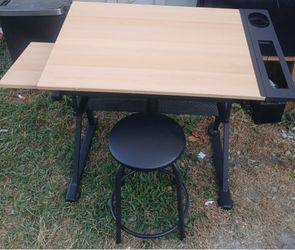 Mesa para dibujo o Escritorio con taburete includo a lado le falta una pieza donde van los lapiz pido $45 por el