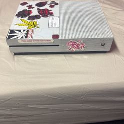 Xbox One S one terabyte one controller comes with headset extra