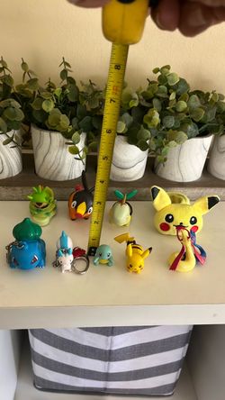 Nintendo Pokémon plastic and one  gristle pikashu  plush and two  keychain for backpack good condition