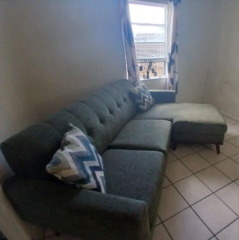 Rooms To Go avocado 🥑 L Sofa