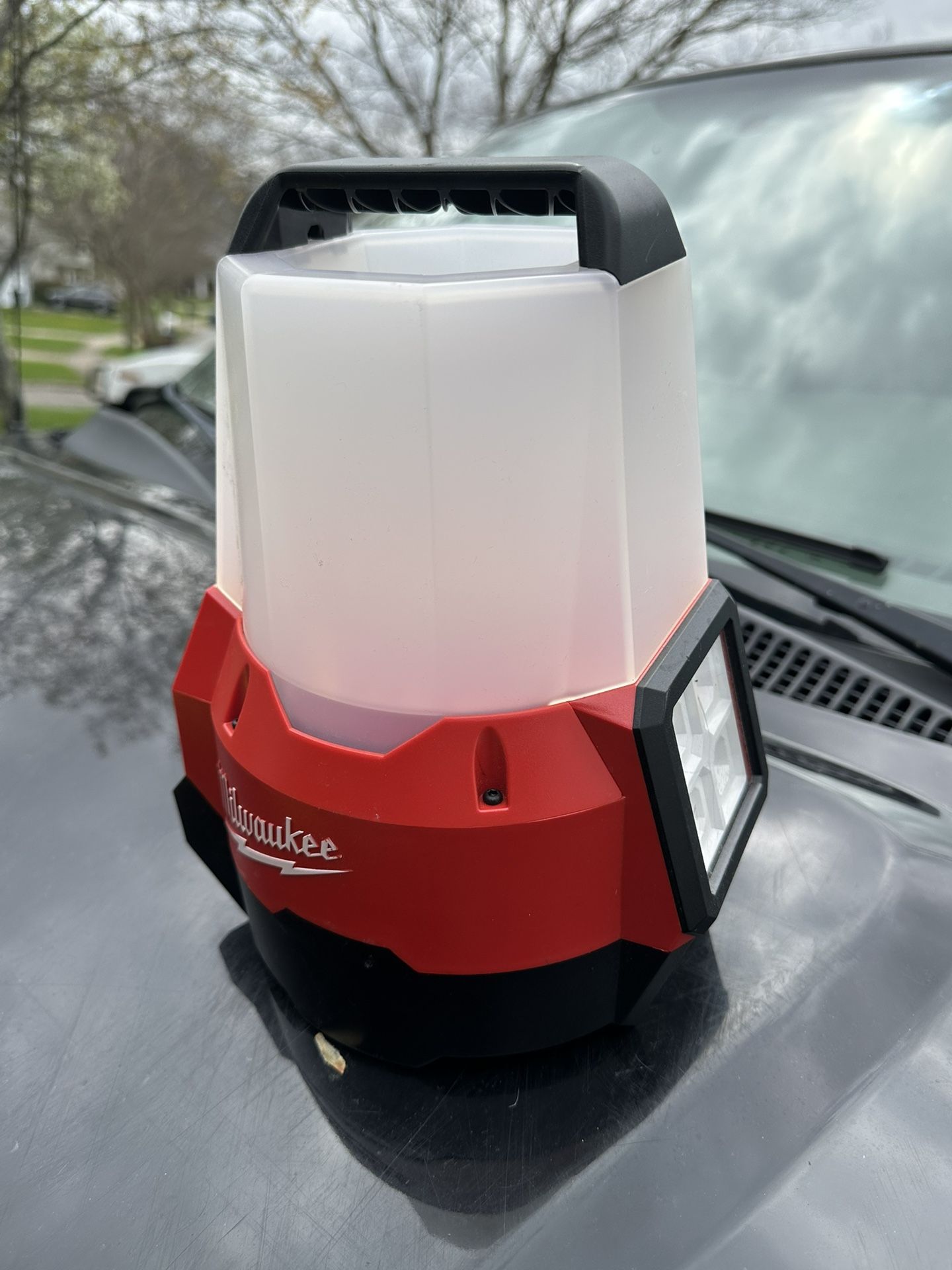 Milwaukee M18 18-Volt 2200 Lumens Cordless Radius LED Compact Site Light with Flood Mode (Tool-Only)