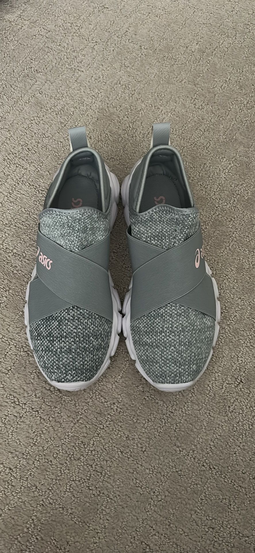 Converse runstar hike hi women's size 7 purple and white retails for $110 in original box.