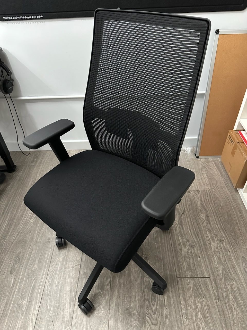 Office chair-HON Ignition 2.0 Mid-Back Ergonomic - Like New