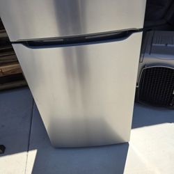 Frigidaire Refrigerator W/top Freezer