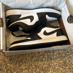 Air Jordan 1 Lows ( Size 6.5 Men’s And 8 Woman’s)