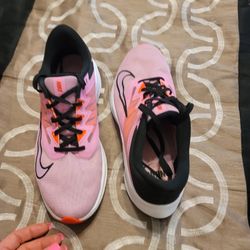 Women's Size 10 Pink Nike Quest Running Shoes 