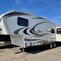 2013 cougar 282RES 30ft fifth wheel with 2 large slideouts clean title