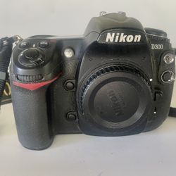** Nikon D90  Digital DSLR Camera  Body ** 
