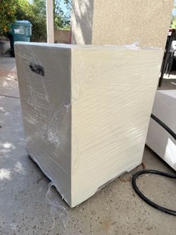 Cream propane tank cover cement